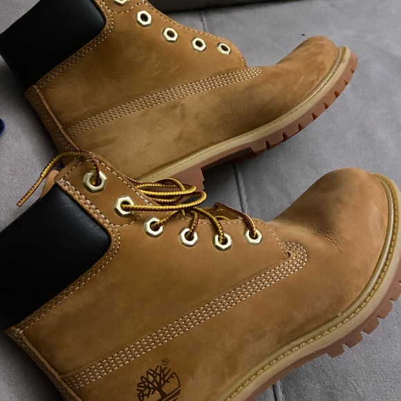 Like new Timberlands size 6 - Picture 4 of 5